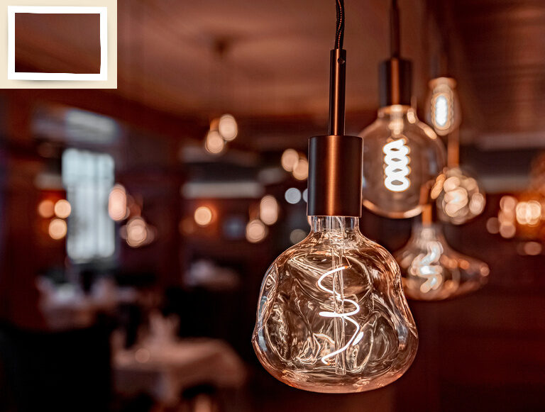 Elegante Glasglühbirnen schaffen eine stimmungsvolle Atmosphäre im Tagungshotel Holzapfel.