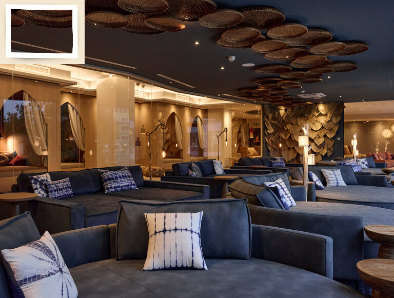 Ein Ruhebereich mit eleganten Sofas im Thermenhotel Holzapfel