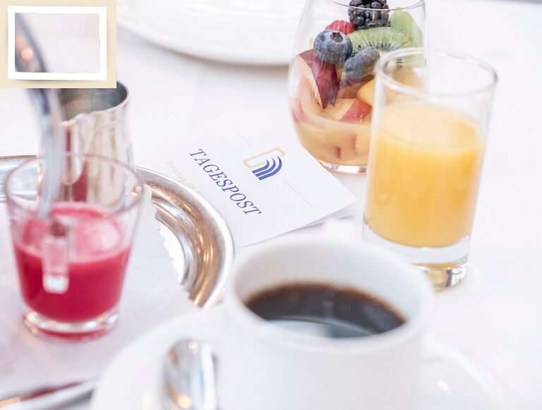 Ein weißer Tisch mit einem appetitlichen Frühstücksgedeck und erfrischenden Getränken im Hotel Holzapfel in Bayern.
